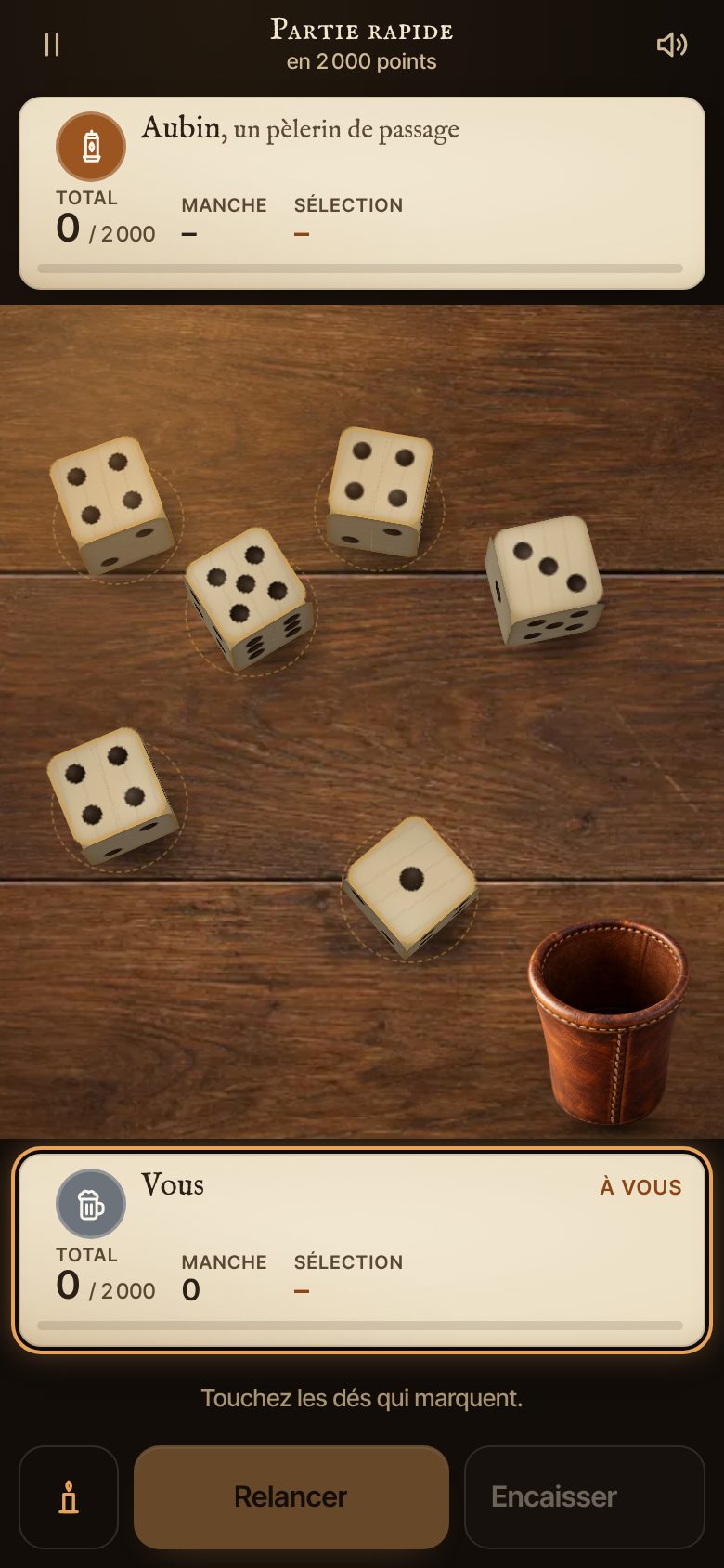 La Taverne sur téléphone, une partie rapide : la plaque de l'adversaire en haut, les six dés et le gobelet de cuir sur la table en bois, la plaque du joueur et les boutons Relancer et Encaisser en bas