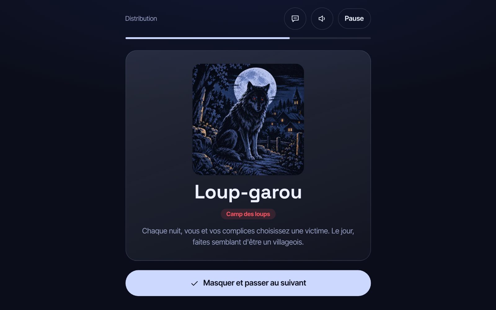 Pleine Lune sur ordinateur, la distribution des rôles : la carte d'un joueur qui a tiré le loup-garou, le loup devant la pleine lune, le camp des loups et sa mission, et le bouton « Masquer et passer au suivant »