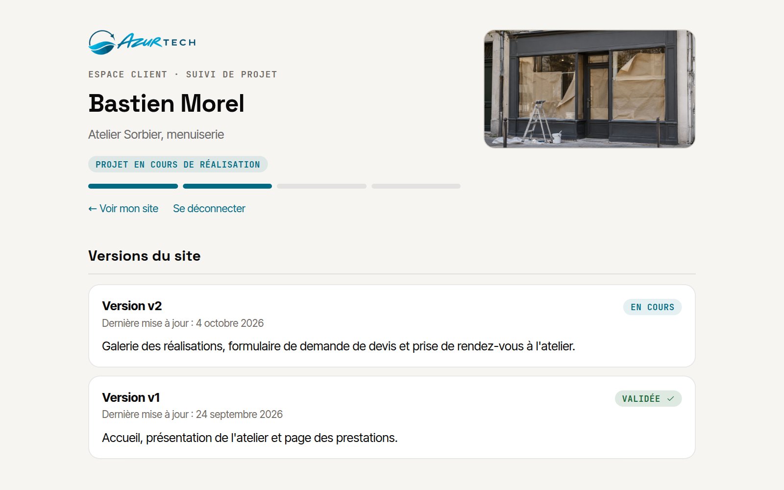 Capture de la page « Suivi de mon projet » de l'espace client : le nom du client et de son entreprise, l'état du projet avec sa barre d'avancement, puis les deux versions du site, la deuxième en cours et la première validée.